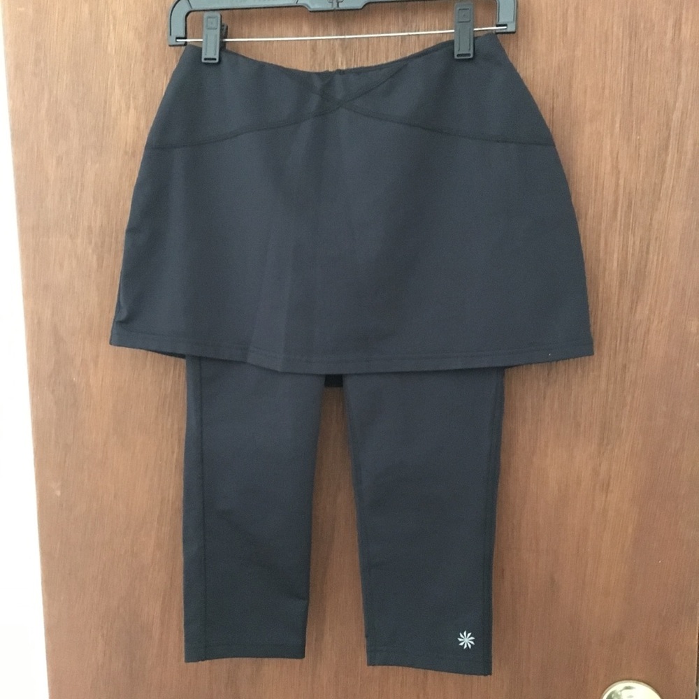 Athleta Crops w/ Skirt - 2-in-1 Capri (small rip)